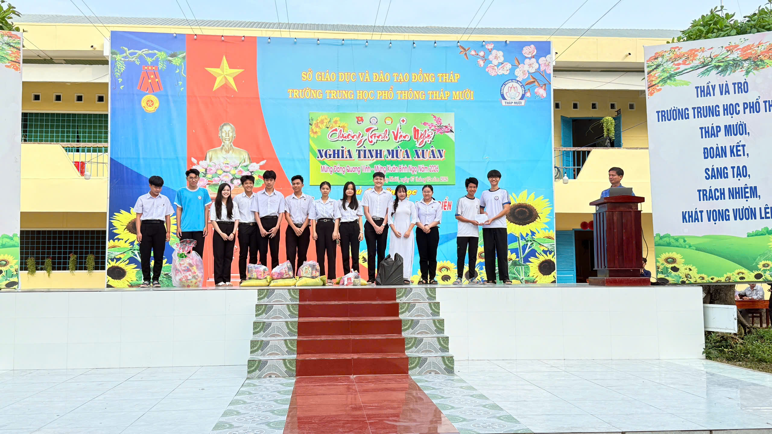 Trao quà Tết cho học sinh có hoàn cảnh khó khăn, năm học 2025 -2026